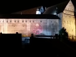 Pruntrut Projektion auf Schlossmauer